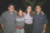 Clic en la foto para verla a toda pantalla: Jonh, Yoli y el hermano de Jonh con su novia