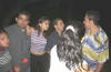 Clic en la foto para verla a toda pantalla: un intento de pose para foto, Yoli, Jonh, su hermano con su novia y dos amigos m�s ke no se enteraron de la foto