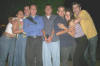 Clic en la foto para verla a toda pantalla: celebrando el cumple de Yoli en casa de mi Mam�, de derecha a izq. I�aki, Yoli, Jonathan su novio, y la banda de amigochos de Jonathan