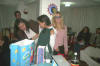 Clic en la foto para verla a toda pantalla: mi t�a Rebeca viendo el regalo de Elizabeth y Yoli detr�s