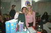 Clic en la foto para verla a toda pantalla: Liz presumiendo su regalo junto con Yoli