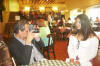 Clic en la foto para verla a toda pantalla: mi Pap� tomandole una foto a Yoli cuando nos fuimos a comer al Italianis para festejar su cumple
