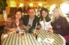Clic en la foto para verla a toda pantalla: de derecha a izq. mi Mam�, Yoli mi hermana, mi Pap� y yo