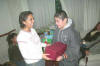 Clic en la foto para verla a toda pantalla: Elizabeth ayudando a Edgardo a abrir su regalo