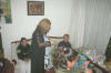 Clic en la foto para verla a toda pantalla: en el sill�n Paulina y Eve, y mi Mam� abriendo su regalo