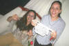 Clic en la foto para verla a toda pantalla: Diana y yo descubriendo una sorpresita ke ven�a en las rosas ke nos toc� de regalo en la pi�ata