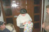 Clic en la foto para verla a toda pantalla: mi primo Salvador, mi prima Abi abriendo su regalo que mi t�a Esperanza le entreg�
