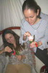 Clic en la foto para verla a toda pantalla: aqu� apenas estamos viendo que las rosas traen algo jeje, Diana y yo