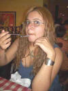 Clic en la foto para verla a toda pantalla: Yoli comiendo su pastel de cumplea�os