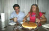Clic en la foto para verla a toda pantalla: Yoli y Jonathan partiendo el pastel de cumple
