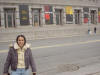 Clic en la foto para verla a toda pantalla: Fuera del Museo