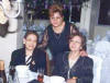 Clic en la foto para verla a toda pantalla: mi T�a Elia, mi prima Ara y mi T�a Licha