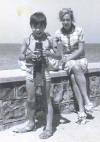 Clic en la foto para verla a toda pantalla: Iñaki más grandesito con su cámara de fotos y su Mami Marybel detrás