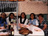 Clic en la foto para verla a toda pantalla: mi Papá Salvador, Yoli, yo, Elizabeth y su Mamá Eve en un cumpleaños de mi hermana Yoli