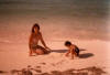 Clic en la foto para verla a toda pantalla: otra en la playa de Cancú, mi Mamá y yo, a mi hermana le faltan algunos meses para nacer aún