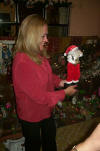 Clic en la foto para verla a toda pantalla: mi Mam� mostrando el regalo de mi T�a